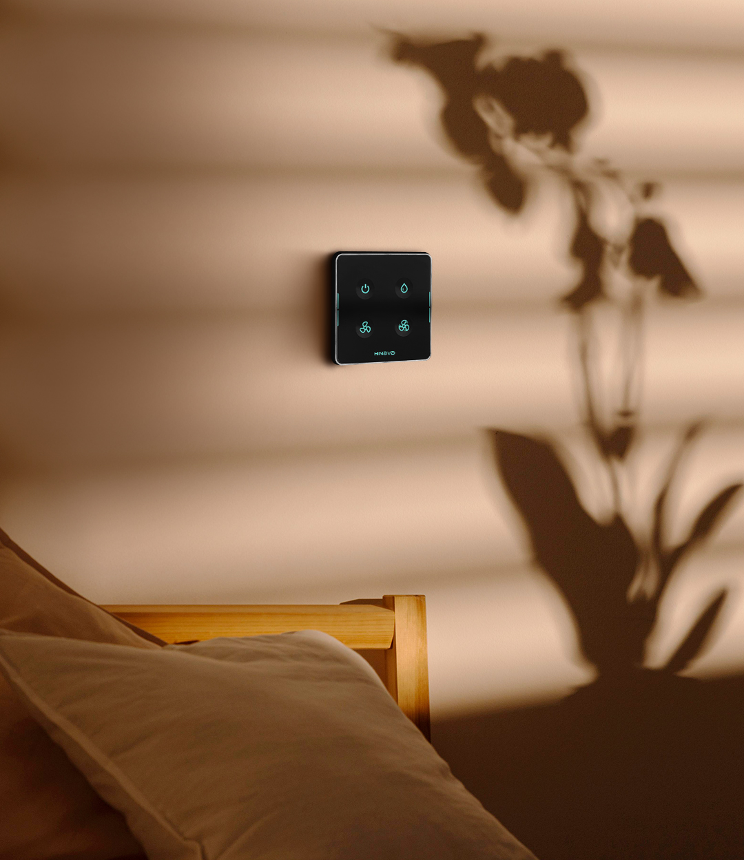 با نصب کلید هوشمند کولر آبی، کنترل کولر آبی از داخل خونه و خارج از خونه از روی گوشی موبایل به راحتی امکان پذیر هست.